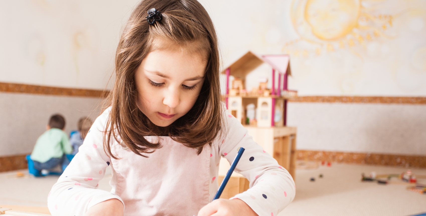 niña estudiando